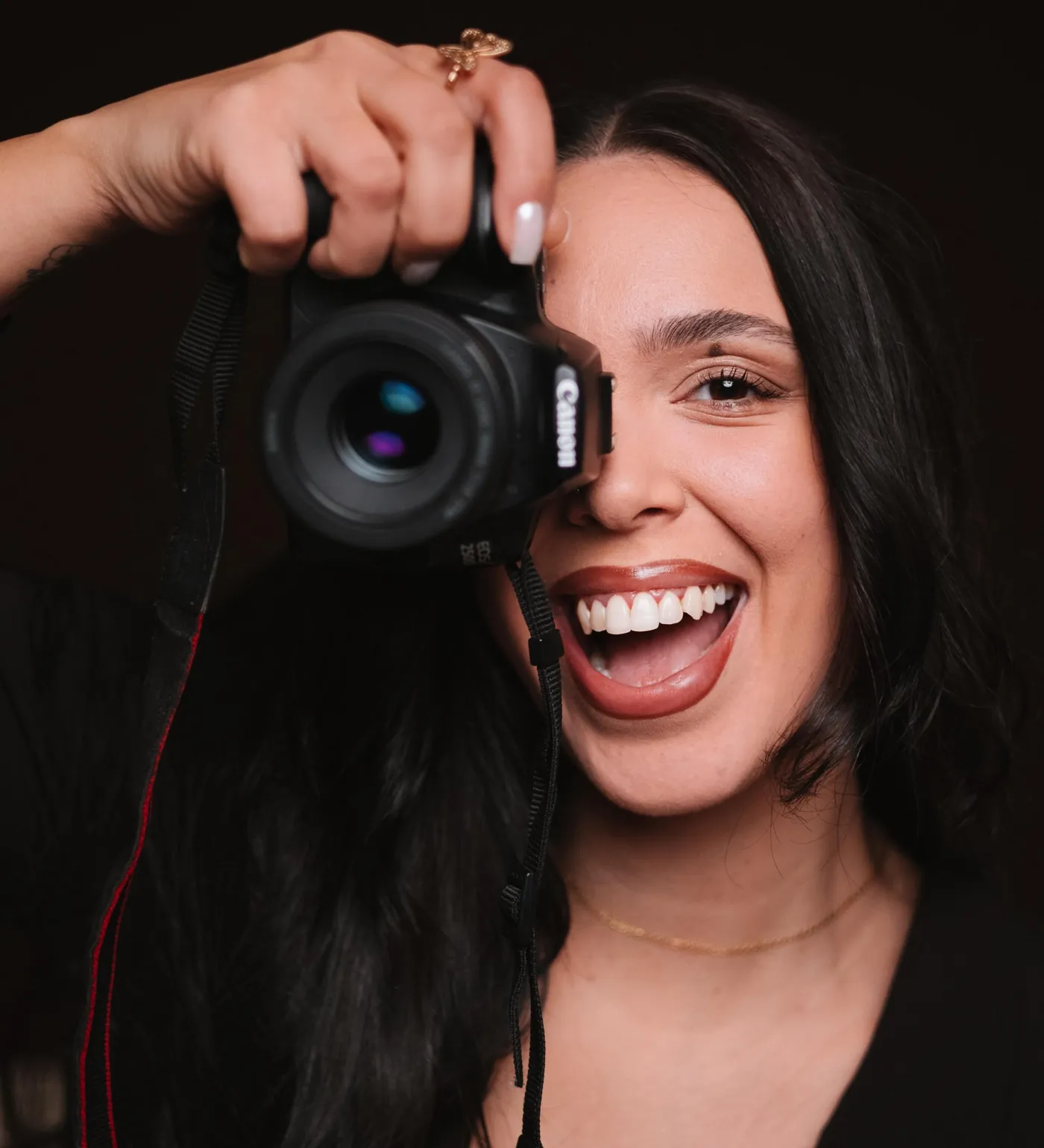 A Diana a rir, com a máquina fotográfica encostada a um olho.